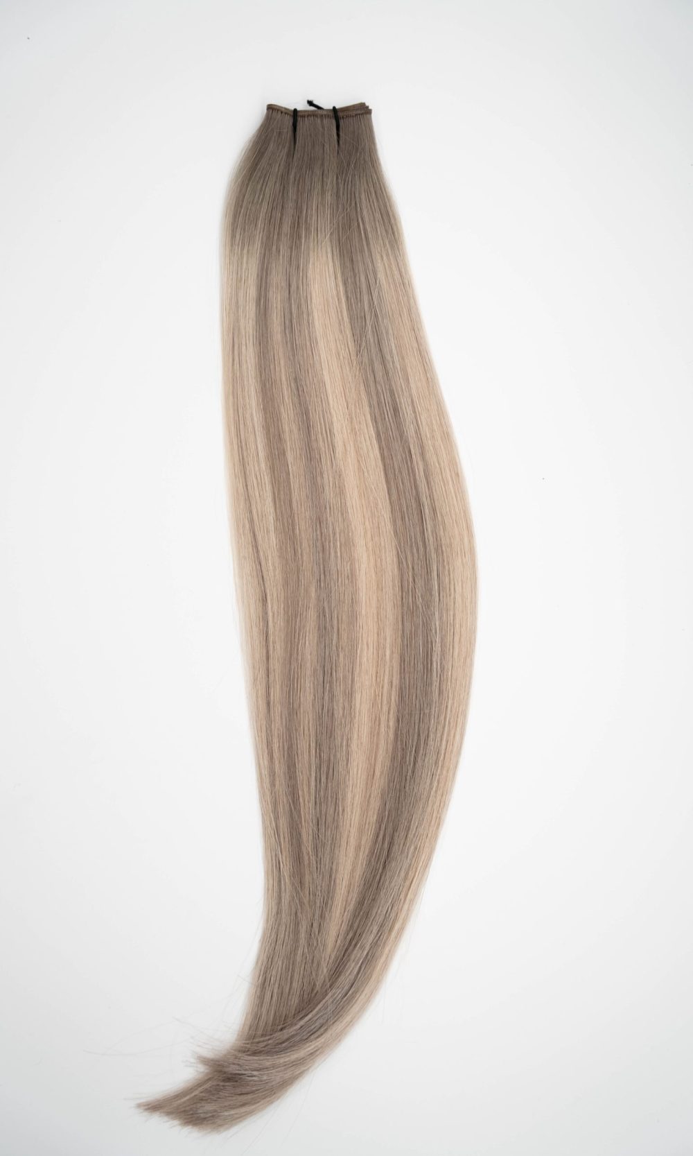 aschiger, silberblond, weißblond balayage ton unserer Extensions, anzubringen als Tressentechnik, Verwendung in unserem Friseursalon in Bamberg, Exteniosnspezialist Bamberg