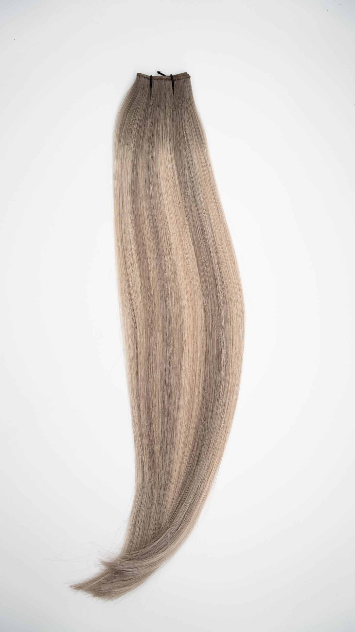 aschiger, silberblond, weißblond balayage ton unserer Extensions, anzubringen als Tressentechnik, Verwendung in unserem Friseursalon in Bamberg, Exteniosnspezialist Bamberg